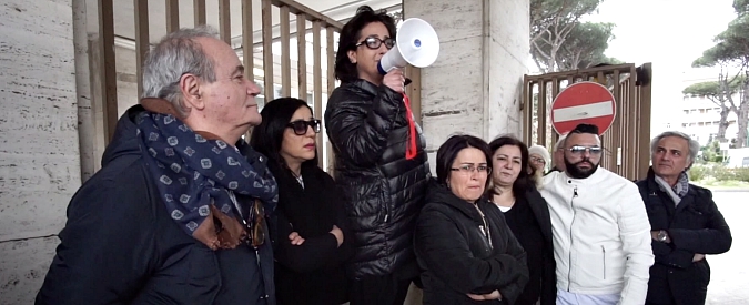 Copertina di Napoli, protesta dei genitori di bimbi trapiantati al Monaldi. In lacrime: “Mio figlio ultimo sopravvissuto, gli altri sono morti”