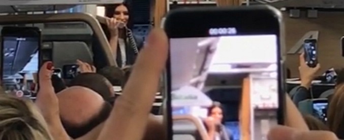 Copertina di Laura Pausini hostess per un giorno. Ecco come ha intrattenuto i viaggiatori del volo Milano-Roma