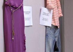 Copertina di Violenza sessuale, gli abiti delle vittime in una mostra contro il peggiore dei pregiudizi: “Com’eri vestita?”