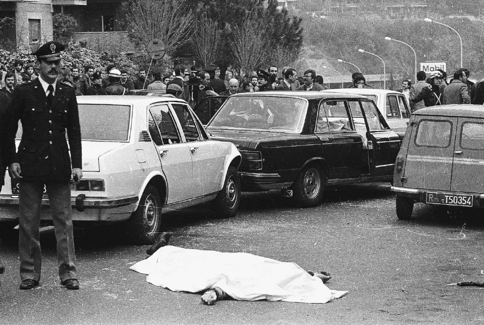 16 marzo 1978 â Via Fani: a terra uno degli uomini della scorta di Aldo Moro