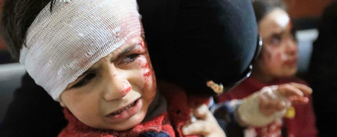 Siria, strage di civili nella Ghouta e ad Afrin: oltre cento morti. L’immagine dell’esodo: un bimbo in valigia