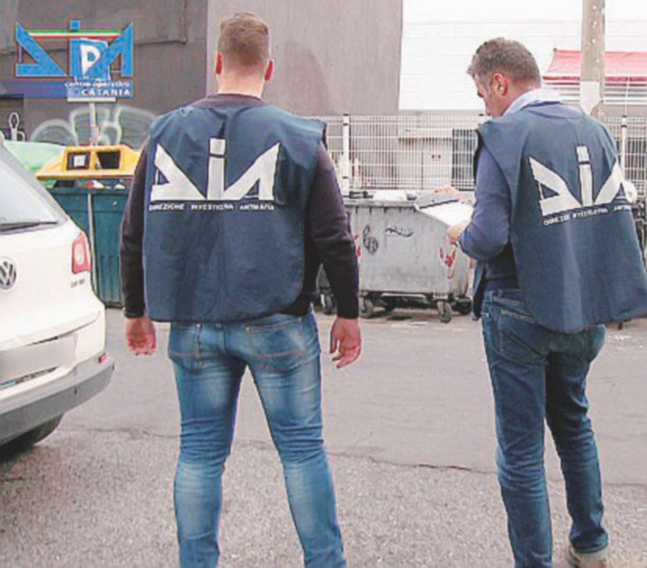 Due agenti della Dia - Ansa Smartphone, viaggi e case in affitto: funzionari comunali corrotti per ottenere gli appalti