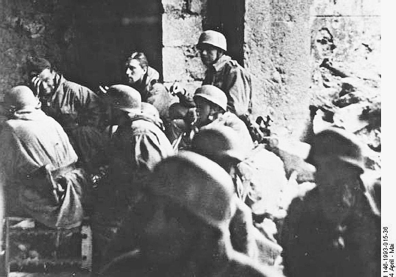 Copertina di Cassino, la destra omaggia i parà nazisti del 1944