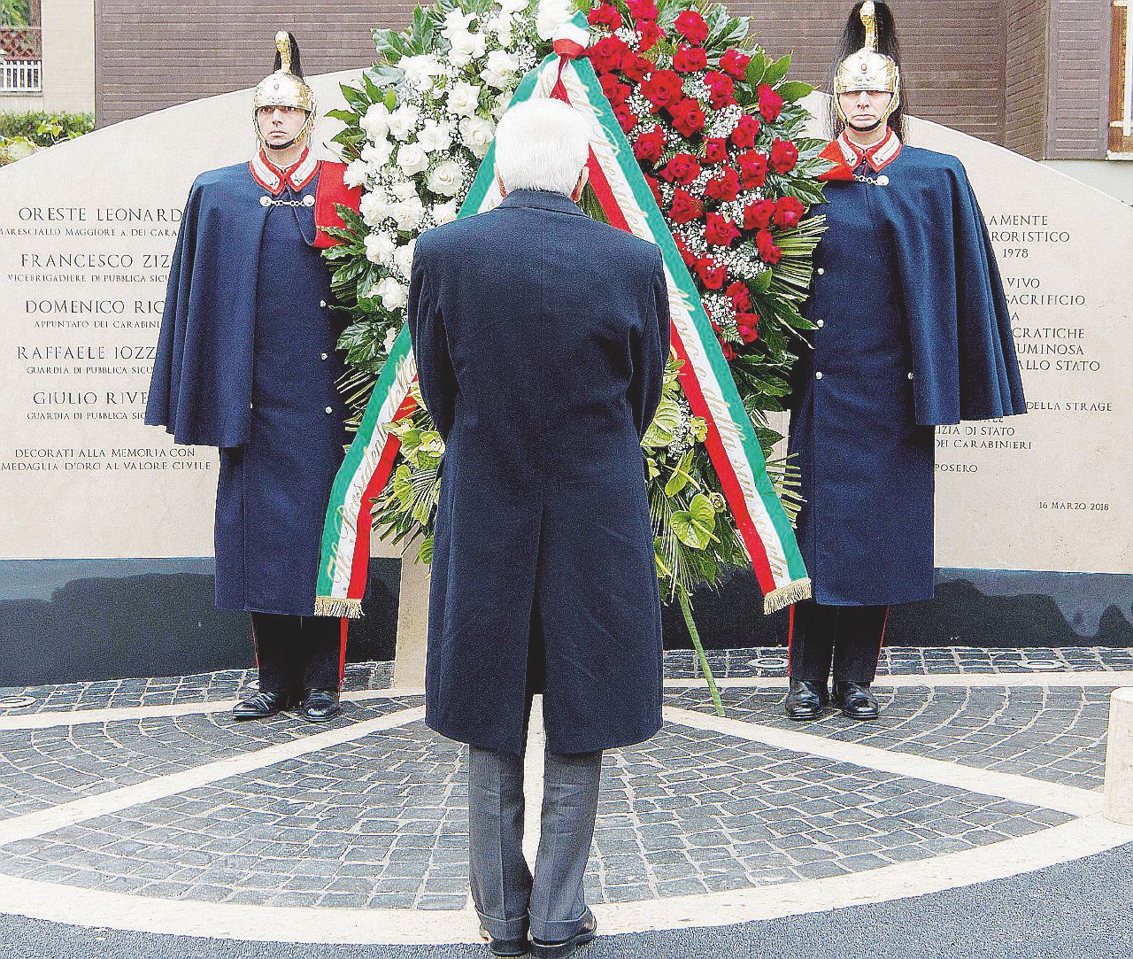 Copertina di Via Fani, una corona e via “Un oltraggio le Br star  tv”