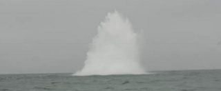 Copertina di Fano, tre, due, uno… il mare grosso non ferma gli artificieri della Marina militare e la bomba brilla sott’acqua