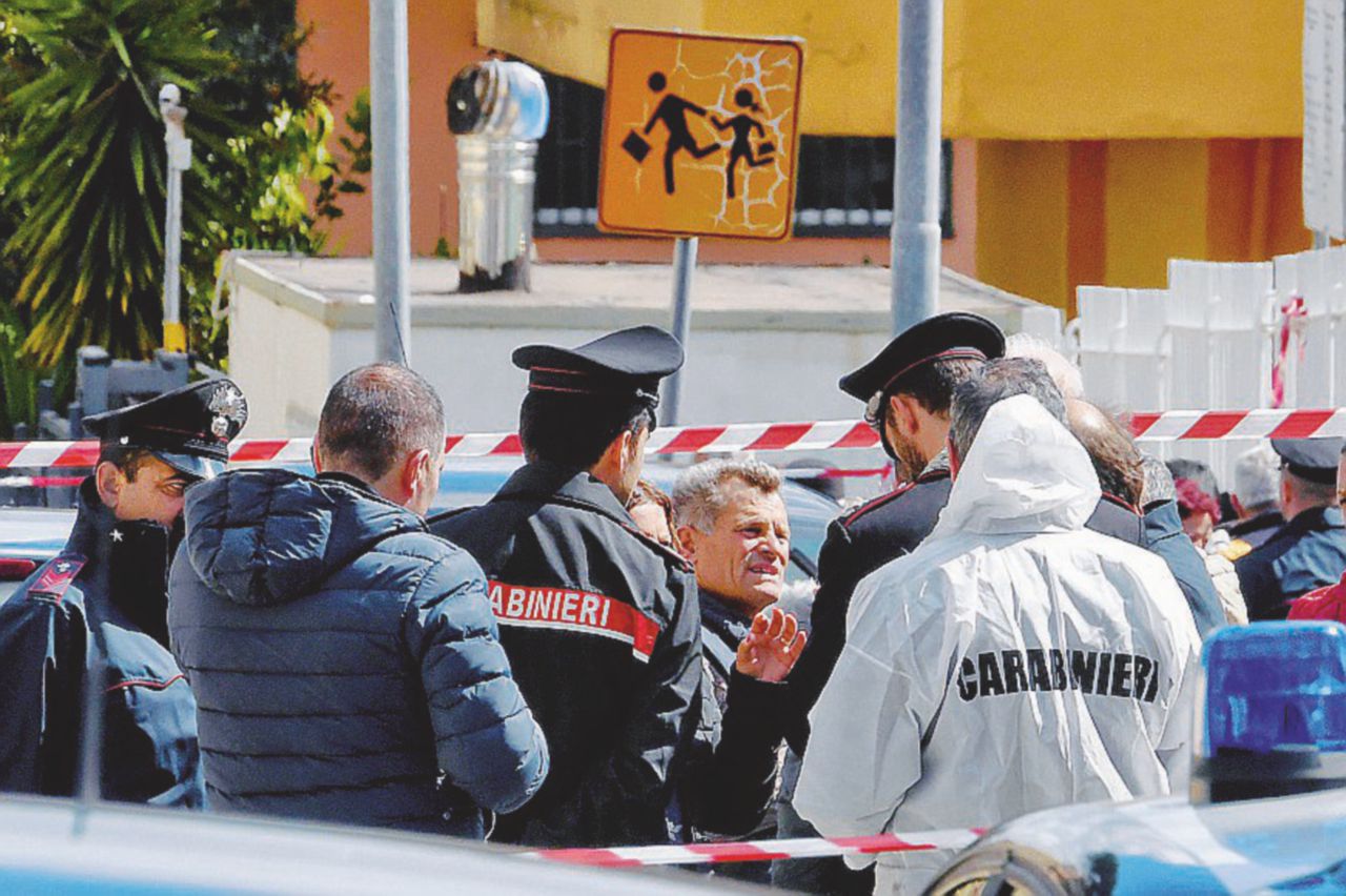 I carabinieri dopo il delitto davanti alla scuola di Terzigno (Napoli) Napoli, uccisa dal marito denunciato 10 giorni fa