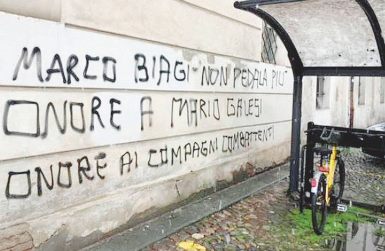 In facoltà - Le scritte contro Marco Biagi all’Università di Modena - Ansa Scritte a 16 anni dal delitto: “Biagi non pedala più, onore ai combattenti”