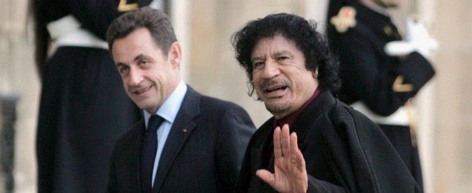 Sarkozy, “5 milioni in 3 valigie da Tripoli”: l’inchiesta partita nel 2013 tra soldi libici, intercettazioni e false identità telefoniche