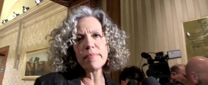 Copertina di Governo, Cirinnà (Pd): “Mai con M5S, sui diritti civili ho ancora il coltello piantato nella schiena”