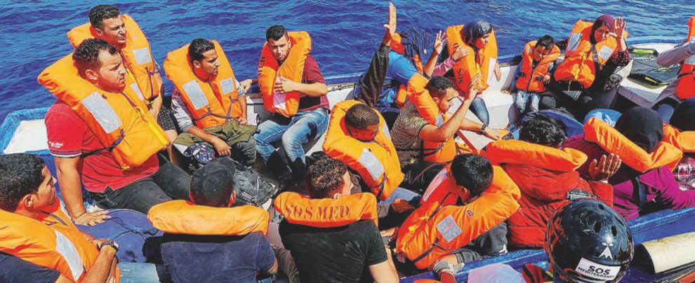 I Servizi e il satellite militare per inseguire Ong e scafisti I Servizi e il satellite militare per inseguire Ong e scafisti