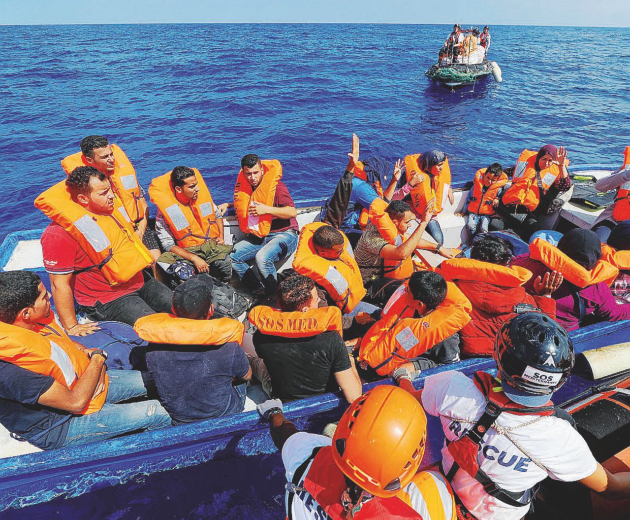 I Servizi e il satellite militare per inseguire Ong e scafisti I Servizi e il satellite militare per inseguire Ong e scafisti