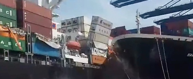 Copertina di Scontro tra giganti del mare, l’incidente in porto è spaventoso: decine di container finiscono in acqua