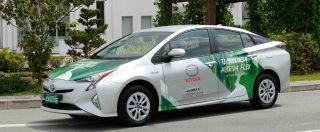 Copertina di Toyota Prius Hybrid FFV, debutta la prima ibrida a etanolo del mondo