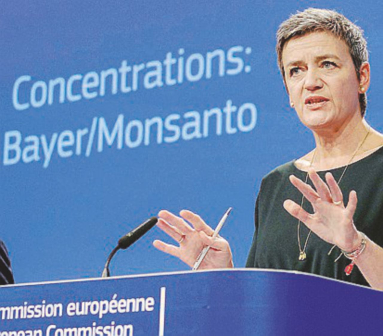 Copertina di Monsanto-Bayer e l’oligarchia dei semi: il colosso agrochimico spaventa il mondo anti-Ogm