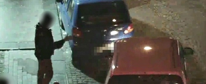 Copertina di Napoli, parcheggiatori abusivi con tariffario fino a 5 euro: chi non pagava rischiava danni all’auto. Incastrati dalle telecamere