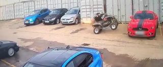 Copertina di Un giro sul quad e la figuraccia è assicurata: ecco come devastare una Mustang da 50mila euro in pochi secondi