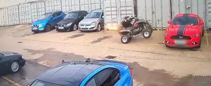 Copertina di Un giro sul quad e la figuraccia è assicurata: ecco come devastare una Mustang da 50mila euro in pochi secondi