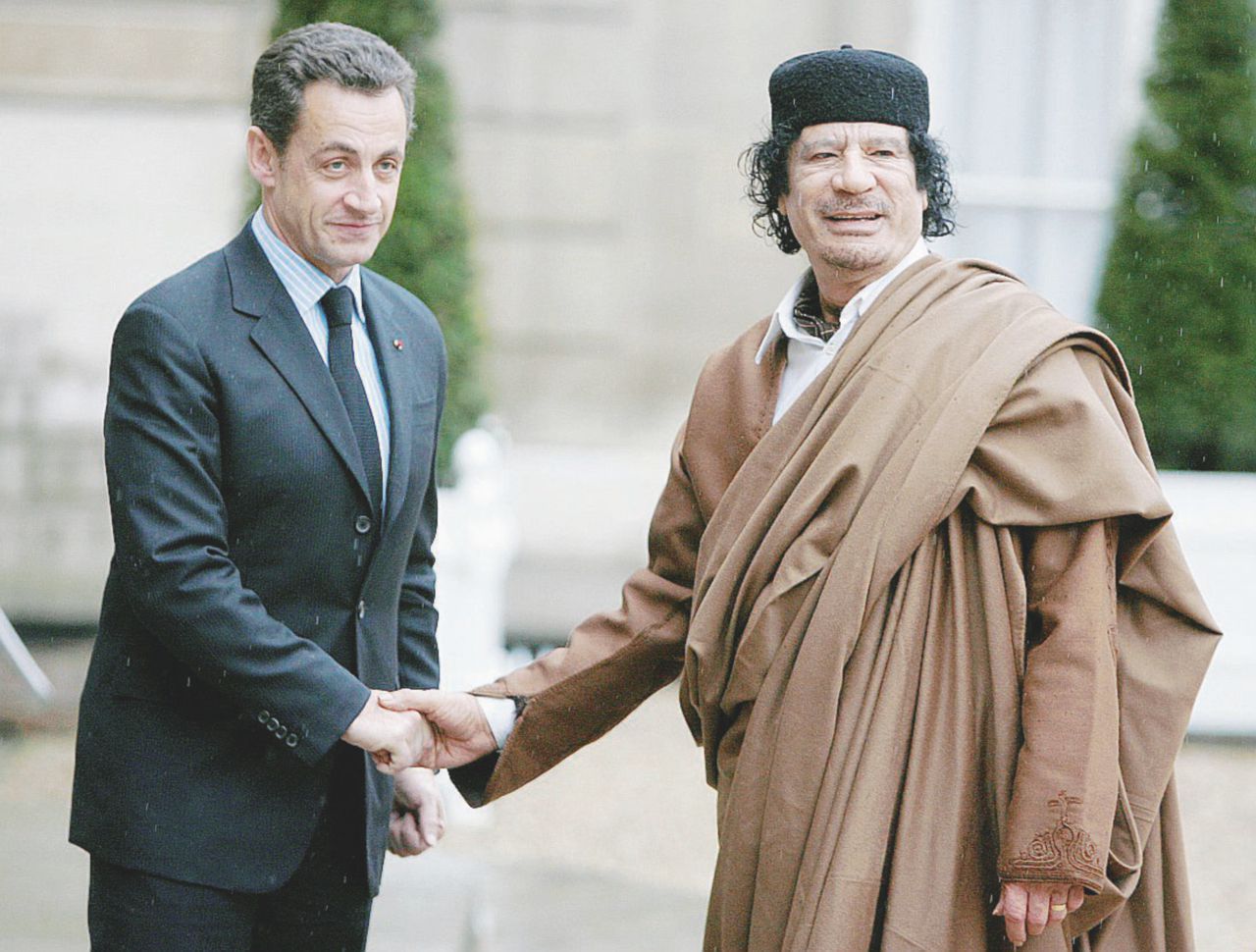 Copertina di Sarkozy e l’intrigo libico: “Io, vittima dei sicari di Gheddafi”