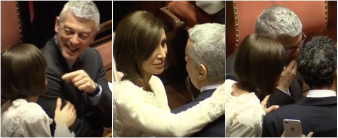Copertina di Senato, grandi abbracci e saluti in Aula. E la Bernini si intrattiene anche con i senatori M5s