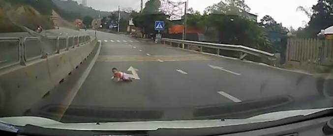 Copertina di Conoscete un posto peggiore dove far gattonare un bambino? Questa piccola peste batte tutti