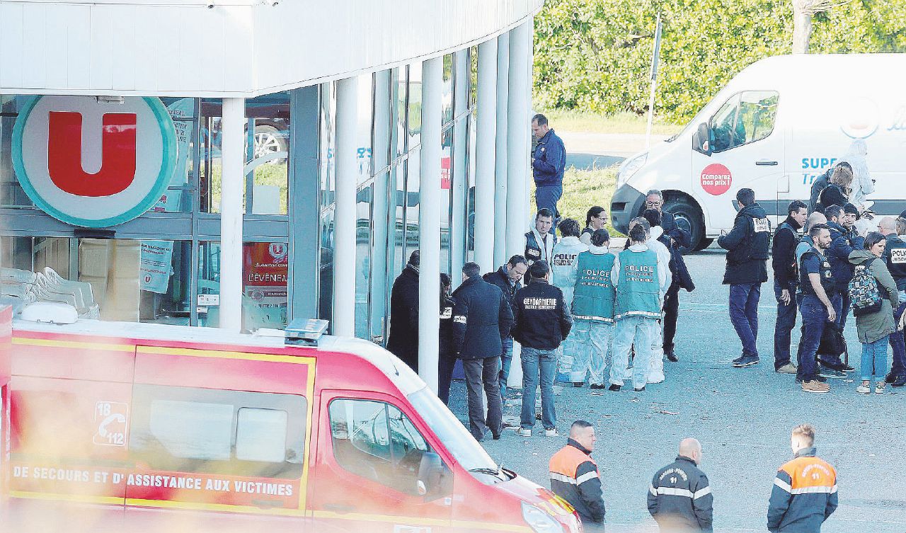 Isis, il “lupo” uccide e Parigi dorme: ufficiale si immola