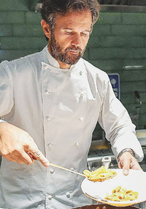 Copertina di Altro che la pizza, il miglior piatto di Cracco è la polemica