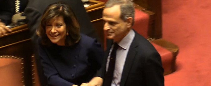 Copertina di Senato, Casellati in Aula tra colloqui e strette di mano. La strategia prima del voto