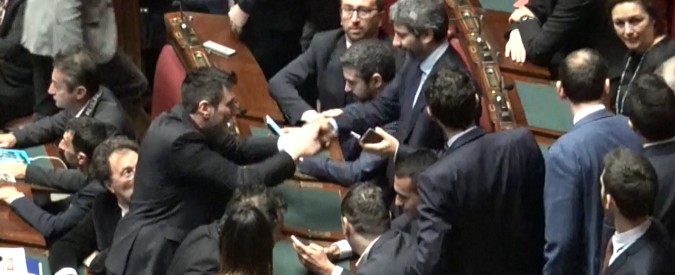 Copertina di Camera, Fico da escluso a candidato presidente. Abbracci e strette di mano dopo l’accordo M5s-centrodestra