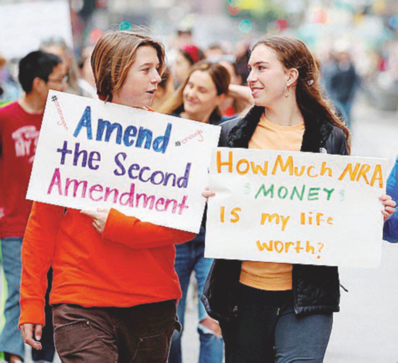 Gli studenti: “Fiori nei vostri cannoni”