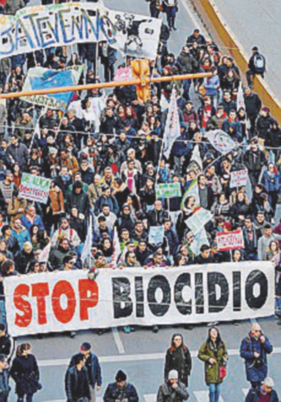 Copertina di “Stop al Biocidio in Campania” in 10mila davanti la Regione