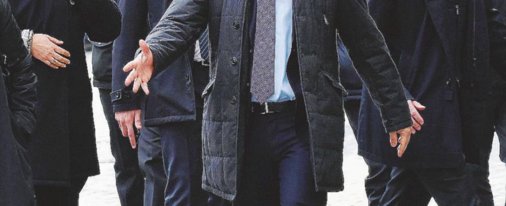 A piedi - Roberto Fico mentre arriva al Quirinale da Montecitorio - Ansa 5Stelle, ora cresce il fronte pro Lega. Ma Di Maio frena
