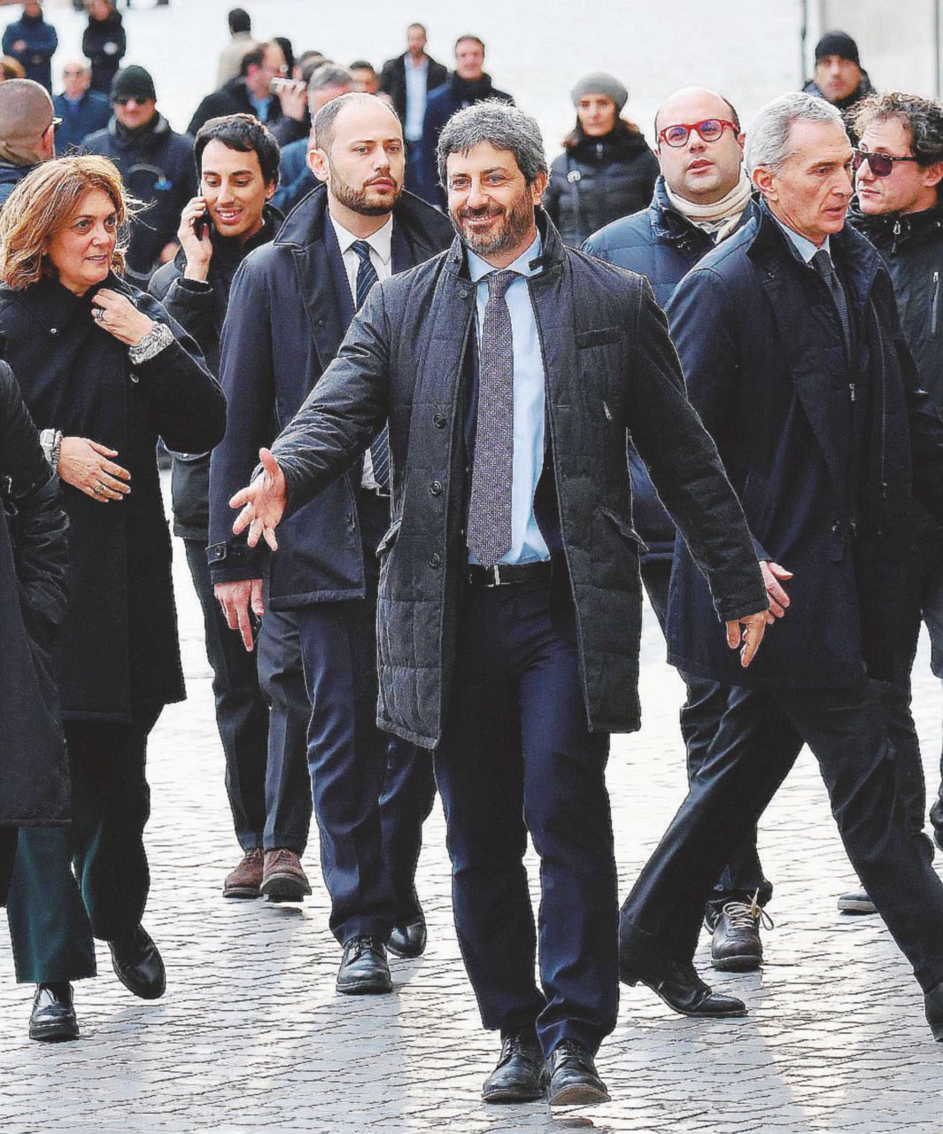 A piedi - Roberto Fico mentre arriva al Quirinale da Montecitorio - Ansa 5Stelle, ora cresce il fronte pro Lega. Ma Di Maio frena
