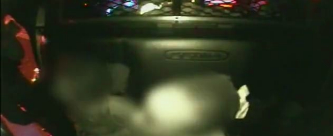 Copertina di Madre si schianta per dimostrare che Dio esiste. A bordo le figlie di 5 e 7 anni, la polizia le interroga