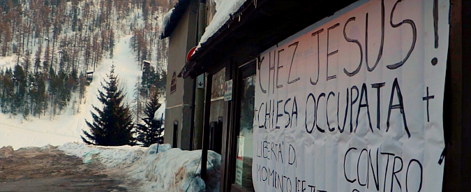 Copertina di Migranti “chez Jesus”, i respinti dalla Francia nella chiesa occupata. Il parrocchiano: “Son venuti a sciare?”