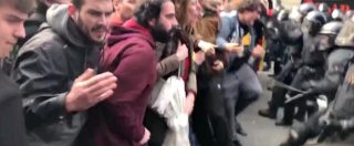 Copertina di Barcellona, scontri tra polizia e manifestanti dopo l’arresto di Puigdemont in Germania. Agenti usano i manganelli