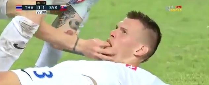 Copertina di Pallonata lo atterra, paura per il calciatore. Il compagno di squadra costretto a intervenire: gli estrae la lingua