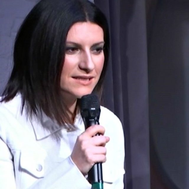Frizzi, Laura Pausini commossa a Radio2. La voce si spezza in diretta: “Scusate, sono devastata”