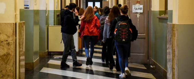 Trentino, Lega sospende corsi nelle scuole sulla relazione di genere: “Vogliamo evitare discorsi su sessualità dei bambini”