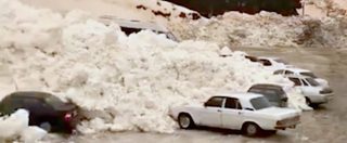 Copertina di Valanga radente, l’enorme massa di neve irrompe nell’abitato. Il panico mentre travolge decine di auto