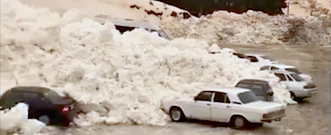 Copertina di Valanga radente, l’enorme massa di neve irrompe nell’abitato. Il panico mentre travolge decine di auto
