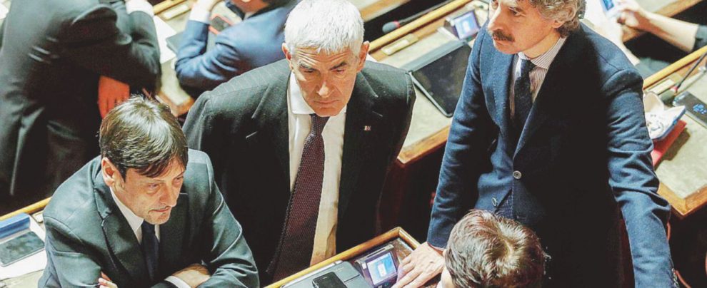 In cerca di poltrona - Pier Ferdinando Casini (al centro) tra i banchi del Senato - Ansa Prossimo round, le vicepresidenze: Casini già sgomita