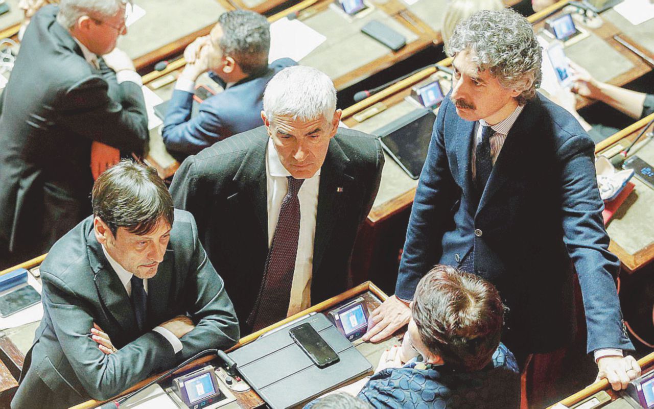 In cerca di poltrona - Pier Ferdinando Casini (al centro) tra i banchi del Senato - Ansa Prossimo round, le vicepresidenze: Casini già sgomita