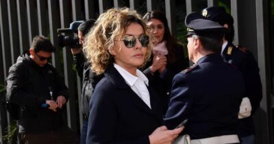 Copertina di Processo Tarallo, Eva Grimaldi rischia l’accusa di falsa testimonianza e calunnia “per avere sconfessato in aula quanto ha dichiarato nel corso delle indagini”