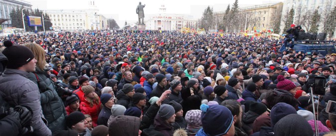 Russia, proteste in piazza per il rogo nel centro commerciale: “Assassini”. Tra gli 85 dispersi, la maggioranza sono bambini