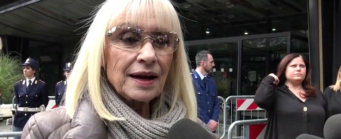 Copertina di Frizzi, Raffaella Carrà: “Pilastro di una televisione che oggi si sta spegnendo piano piano”