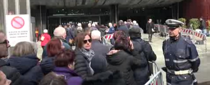 Copertina di Frizzi, spettatori in fila per entrare alla camera ardente: “Era uno di noi. Portava serenità a casa”