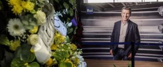Copertina di Fabrizio Frizzi morto, 10mila persone per l’ultimo saluto al conduttore. Mercoledì funerali in diretta su Rai 1 (FOTO E VIDEO)