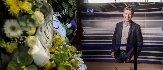 Fabrizio Frizzi morto, 10mila persone per l’ultimo saluto al conduttore. Mercoledì funerali in diretta su Rai 1 (FOTO E VIDEO)
