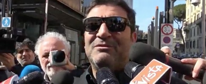 Copertina di Frizzi, amici e volti noti alla camera ardente. Max Giusti: “Una persona perbene. Anche a telecamere spente”