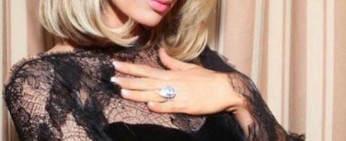 Paris Hilton perde l’anello di fidanzamento (con diamante da 2 milioni) in discoteca